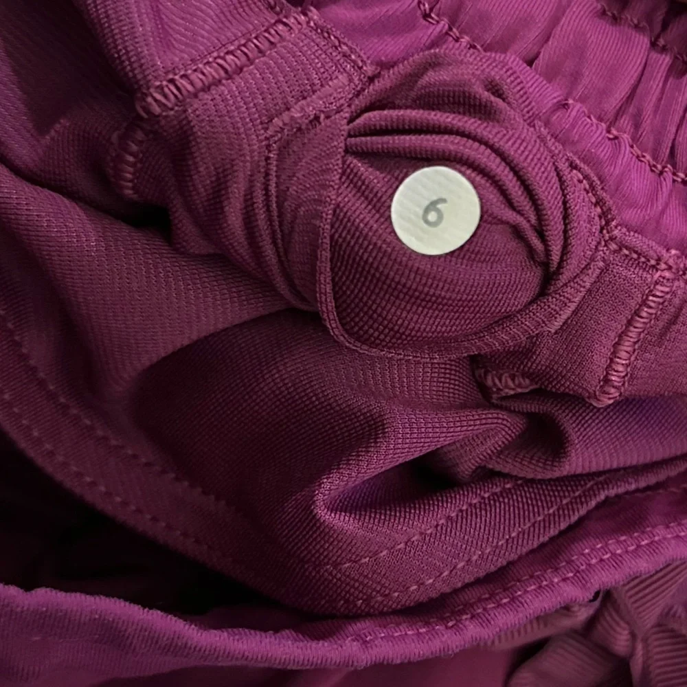 Lululemon Hotty Hot Low Rise lightweight Run Short Long 4” in Deep Fuchsia Sz 6